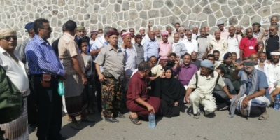 عدن : ضباط وقادة بالأمن السياسي ينضمون وقفه احتجاجيه أمام البنك المركزي للمطالبه بمستحقاتهم 