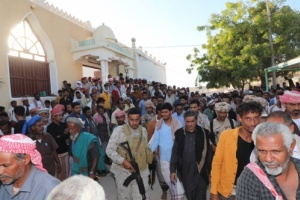 المحافظ البحسني يتقدم جموع المشيعين لجنازة العميد علي عوض العليي بمدينة الشحر 