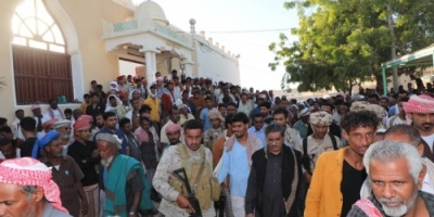 المحافظ البحسني يتقدم جموع المشيعين لجنازة العميد علي عوض العليي بمدينة الشحر 