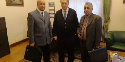 ممثل الرئيس الروسي يتسلم  رسالتين خطتيتين من الرئيس عيدروس الزبيدي للقيادة الروسية.
