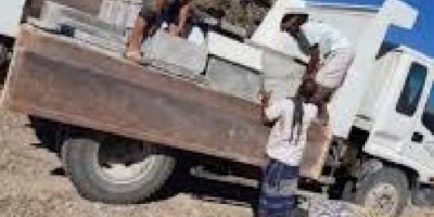 منتدى حوف الطبي التطوعي يقدم ٣٥٠ قطعة من طوب القبور لمقابر المديرية 