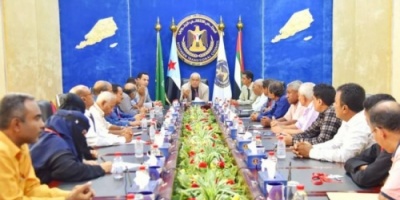 الوالي يلتقي بنخبة من الادباء والكتاب الجنوبيين