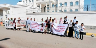 عدن : وقفة احتجاجية أمام مبنى النيابة العامة للمطالبة بمحاسبة مصاصي دماء الشهيد العميد الحمادي