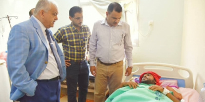 السقطري والوالي يطمئنان على أحوال جرحى الهجوم الإرهابي الذي استهدف ملعب الصمود بالضالع