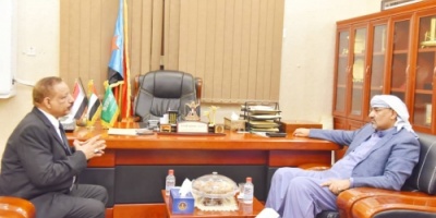 الرئيس القائد عيدروس الزُبيدي يناقش مع وكيل أول محافظة لحج مستجدات الأوضاع في المحافظة