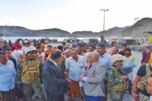 الوالي والسقطري يطمئنان على صحة الصياد الجريح فاهم عبدالرحمن