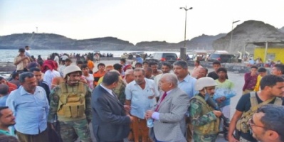 الوالي والسقطري يطمئنان على صحة الصياد الجريح فاهم عبدالرحمن
