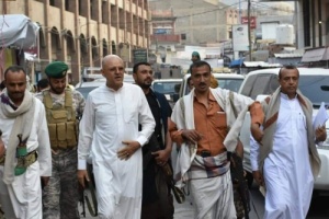 نجاة محافظ تعز  نبيل شمسان من محاولة اغتيال في وسط مدينة تعز واصابة احد مرافقيه اصابة سطحيه في راسه  