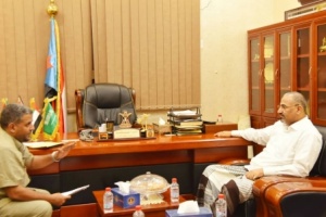 الرئيس القائد عيدروس الزُبيدي يطّلع من مدير عام مديرية المعلا على أحوال مواطني جزيرة ميون