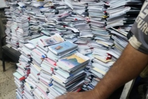 قوات الحزام الامني بالشيخ عثمان تضبط 6000 كتاب مدرسي وتسلمها لمكتب التربية 