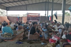 لليوم الثاني على التوالي.. حضور شعبي واسع لتأدية واجب العزاء بمخيم شهداء الجنوب في أبين. 