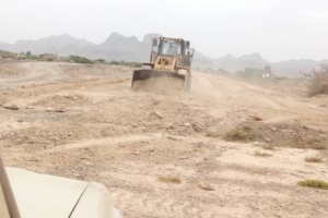 بدعم من قائد قطاع الحزام .. شق وأصلاح طريق حبيل علاف بمسيمير لحج.