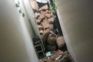 انهيارات صخرية في جبل العيدروس على ثلاثة منازل في كريتر 