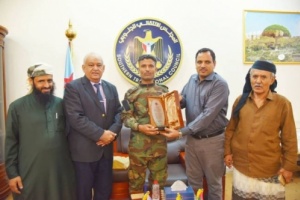 السقطري والوالي يكرمان المُقدم محمود الكلدي قائد نقطة دوفس