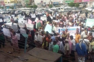 عدن .. المئات من المعلمين يتظاهرون في ساحة العروض للمطابة بحقوقهم