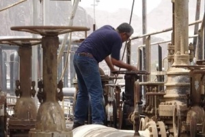 بين سندان الاحتكار و مطرقة الفساد 