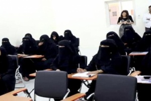 بدعم إماراتي :مركز سقطرى ينظم دورتين لتأهيل 34 فتاة في اللغة الإنجليزية والحاسب الآلي.