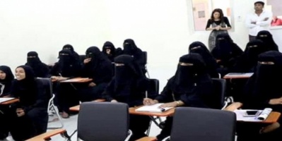 بدعم إماراتي :مركز سقطرى ينظم دورتين لتأهيل 34 فتاة في اللغة الإنجليزية والحاسب الآلي.