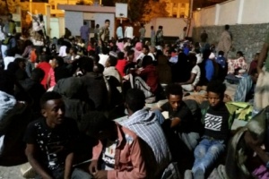 قوات الحزام الأمني بعدن تضبط عشرات اللاجئين الأفارقة وتقوم بترحيلهم إلى خارج عدن