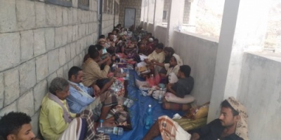 القائد العمري وعدد من المسؤولين يقدمون واجب العزاء لأسرة الشهيد عبد الرب جديب الحوشبي.