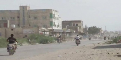 مليشيا الحوثي تعتدي على الأحياء السكنية في حيس جنوب الحديدة.