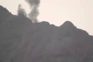 مدفعية القوات المشتركة تدك موقع يتحصن فيه قناص حوثي غرب جبال رسيان بالبرح