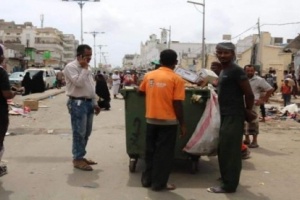 حملة النظافة تواصل مهمتها في شوارع الشيخ عثمان بعدن.