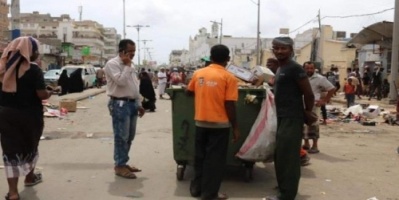 حملة النظافة تواصل مهمتها في شوارع الشيخ عثمان بعدن.