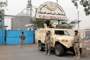 رغم تهديد صواريخ ومدافع الحوثي.. القوات المشتركة تواصل تأمين المنشآت الحيوية في الحديدة 