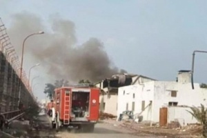 مليشيا الحوثي تستهدف مجمع إخوان ثابت الصناعي شرق مدينة الحديدة.