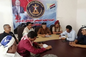 رئيس انتقالي ابين يلتقي بفريق من اعضاء الجمعية الوطنية لتدارس التطورات الاخيرة في مديريات المحافظة 