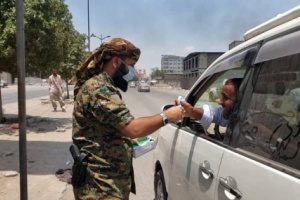 تنفيذاً لتوجيهات الرئيس عيدروس الزبيدي وقيادة الدعم والإسناد.. القائد كمال الحالمي يهدي الجنود والمواطنين وسائل طبية للوقاية من فيروس كورونا