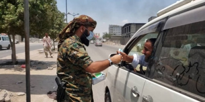 تنفيذاً لتوجيهات الرئيس عيدروس الزبيدي وقيادة الدعم والإسناد.. القائد كمال الحالمي يهدي الجنود والمواطنين وسائل طبية للوقاية من فيروس كورونا