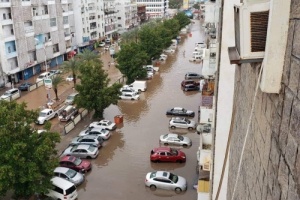 شوارع وأحياء عدن تغرق والمواطنين يطلقون مناشدة لسرعة الاغاثة 