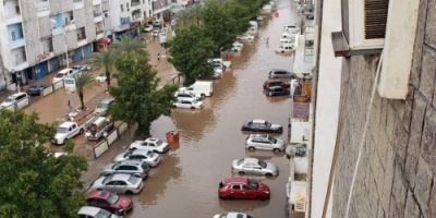 شوارع وأحياء عدن تغرق والمواطنين يطلقون مناشدة لسرعة الاغاثة 