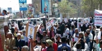 تعز .. المئات يتظاهرون تنديداً بممارسات الإخوان ضد الصحفيين والناشطين