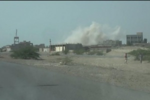 مليشيا الحوثي تقصف حي منظر بالحديدة وتدمر منزل بالكامل