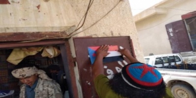 انتقالي الصعيد يدشن حملة توزيع اعلام دولة الجنوب وشعارات المجلس بمنطقة المصينعه.