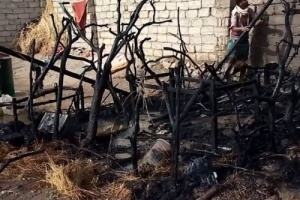 مليشيات الحوثي تحرق منزل مواطن عقب إستهداف الأحياء السكنية في مدينة حيس 