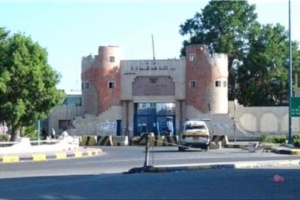 عقب دقائق من انفجار قنبله صوتية بالمعلا قوات الامن تقبض على الفاعل وتودعه الحجز .