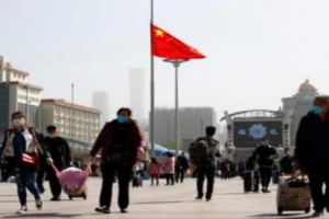 الصين تنكس أعلامها تكريماً لضحايا «كورونا»