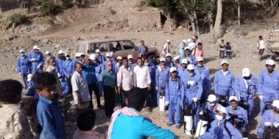 تدشين حملة الرش لتطهير أحياء وقرى مديرية الأزارق بالضالع