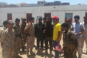 *المقدم نصر اليافعي يتفقد الجنود المرابطون في المنصورة* 