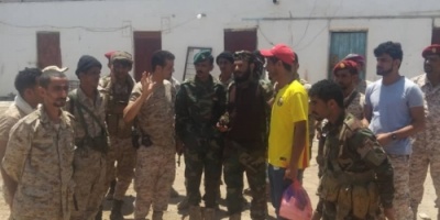 *المقدم نصر اليافعي يتفقد الجنود المرابطون في المنصورة* 