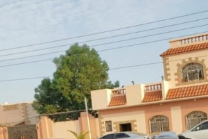 عدن : المشوشي والوالي يطمئنون على الشيخ العقربي ويعدونه بملاحقة الجناة ومحاكمتهم