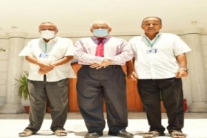 عدن.. الوالي يبحث مع نقابة النقل خفض تعرفة المواصلات للمواطنين.
