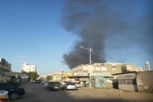 عدن .. اندلاع حريق هائل بمخزن للوقود بالمنصورة