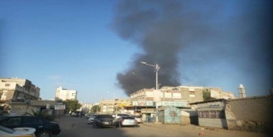 عدن .. اندلاع حريق هائل بمخزن للوقود بالمنصورة