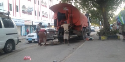 عمال الصرف الصحي ينفذون اعمال الصيانة الدورية لخطوط شبكة الصرف الصحي في الشيخ عثمان 