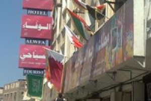  متاجر ومطاعم في عدن تتعرض لغرامات مالية لعدم التزامها بإجراءات الحظر في مدينة كريتر بالعاصمة عدن
